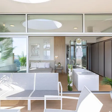 Ensuite Deluxe Jacuzzi & Parking Privado דירה פואנגירולה