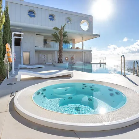 Ensuite Deluxe Jacuzzi & Parking Privado * פואנגירולה