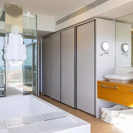 Ensuite Deluxe Jacuzzi & Parking Privado פואנגירולה